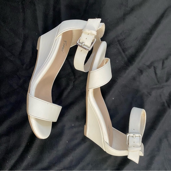 Fioni White wedge midi ( 2-2.5” ) heel. - Picture 5 of 8